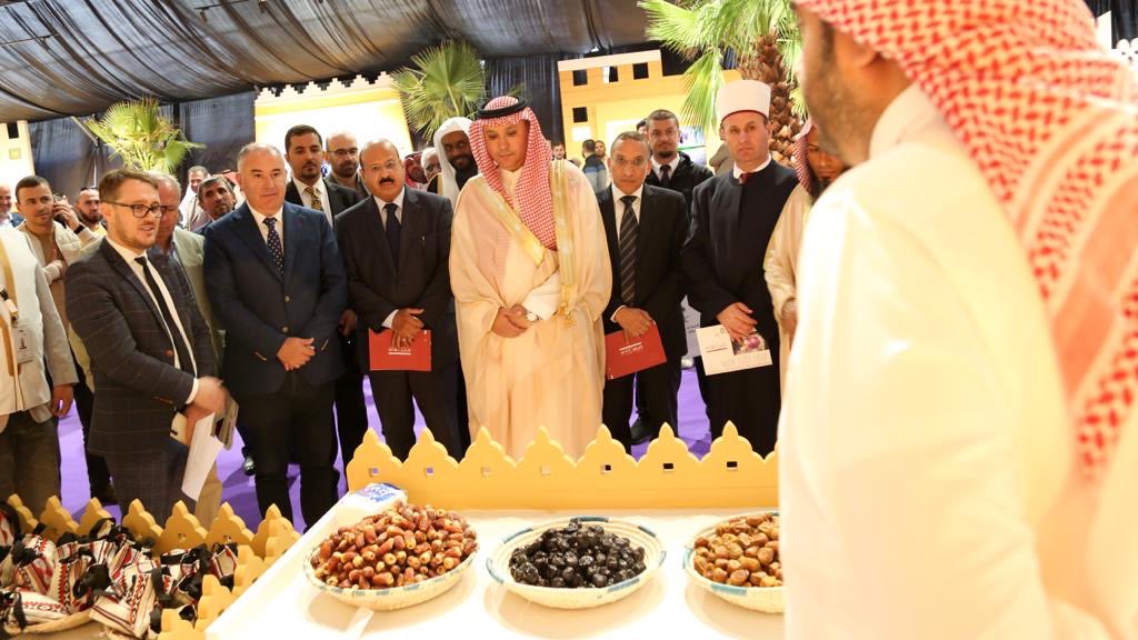 KSAembassyAL's tweet photo. افتتح سعادة #السفير_فيصل_حفظي يوم  ٢٠٢٣/١١/٩ معرض جسور الذي تقيمه وزارة الشؤون الإسلامية والدعوة والإرشاد في تيرانا، وذلك بحضور عدد من المسؤولين وممثلي السلك الدبلوماسي. ويسلط المعرض الضوء على جهود المملكة في خدمة الإسلام والقرآن الكريم، بالإضافة إلى جوانب من ثقافة المملكة. https://t.co/jYAfUduM2K