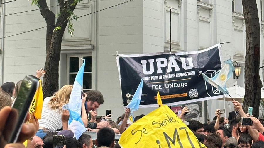 PLiberal_MZA's tweet photo. Ayer acompañamos a @JMilei en su paso por Mendoza de cara al balotaje del 19 de noviembre 🦁

Tenemos la opción de un cambio, de un modelo que derrote al kirchnerismo que tanto daño nos ha hecho. Este 19 es con La Libertad Avanza 💪 https://t.co/WTZ5L9hW1L