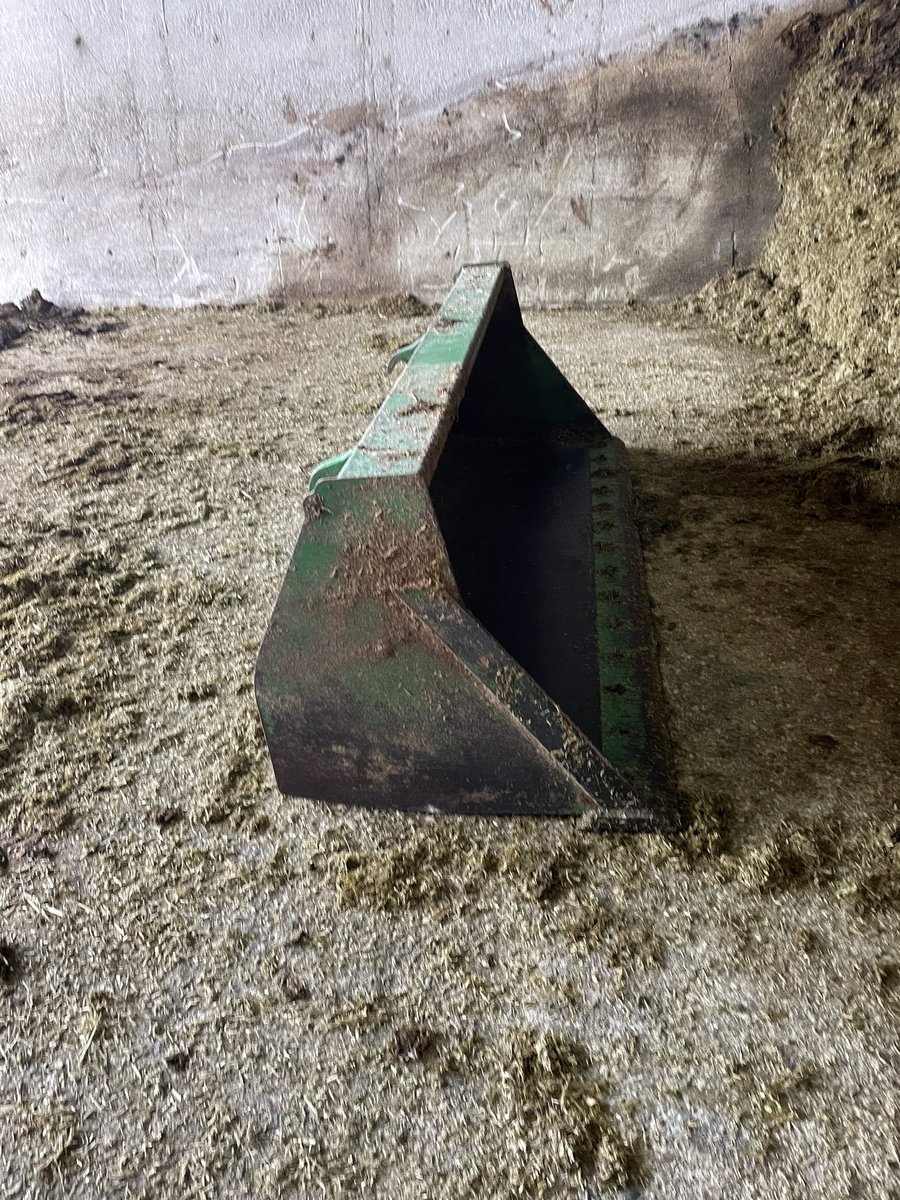 Selling our 5425. 4700 hours, 81 hp, 4wd, comes with 8ft heavy duty bucket and bale fork. Only reason for selling is we are upgrading to a cab tractor. This is an awesome tractor! $34,000 Retweets appreciated!