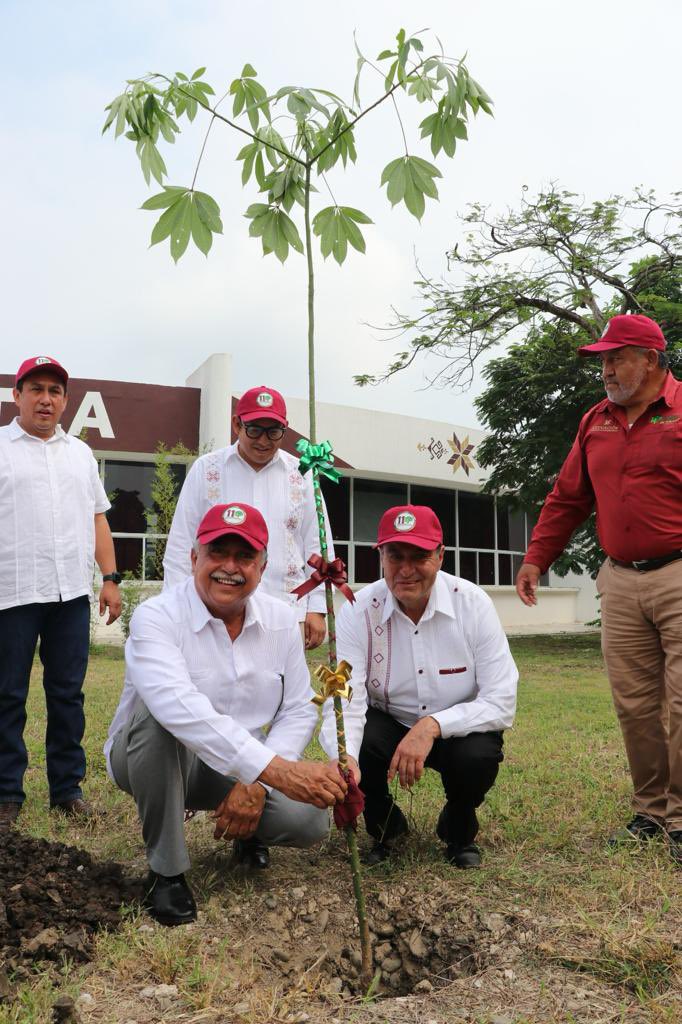 natycastrejonv's tweet photo. Es un verdadero placer estar presente en la @uphuejutla para celebrar 11 años de su apertura. Expreso el pleno reconocimiento del gobernador @juliomenchaca_ a la extraordinaria labor formativa que esta institución ha venido realizando.

En #Hidalgo nos hemos propuesto garantizar el derecho a una educación centrada en el ser humano, que sea equitativa e inclusiva, que atienda las características de nuestras y nuestros estudiantes, considere las potencialidades y necesidades regionales, y se refleje en el bienestar integral y la ampliación de las oportunidades para sus egresados.

#PrimeroLaEducación
#NatyCastrejón