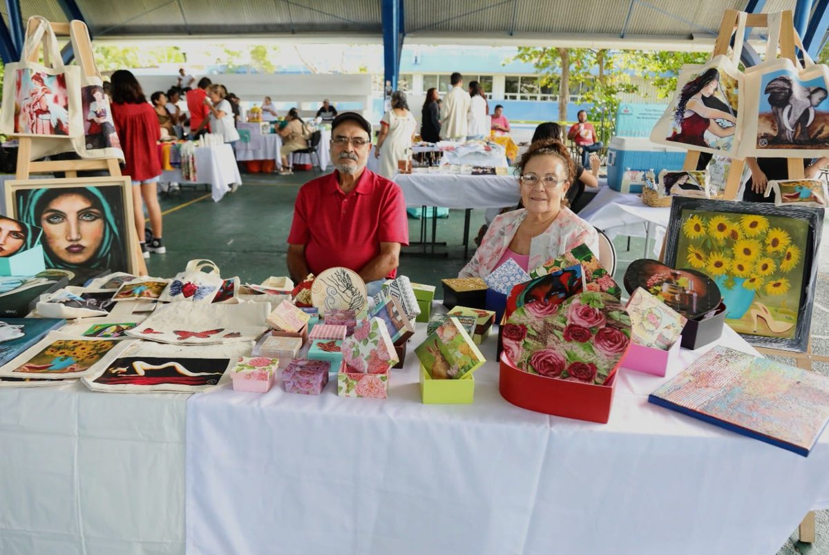 msalinas21's tweet photo. #10deNoviembre #QuintanaRoo 
Artesanas exhiben productos en gran expo de la @UTCancun: https://t.co/plMXY7p63Y @kikebanos | #OrgulloUT #SomosBIS https://t.co/20RyBmnvrt