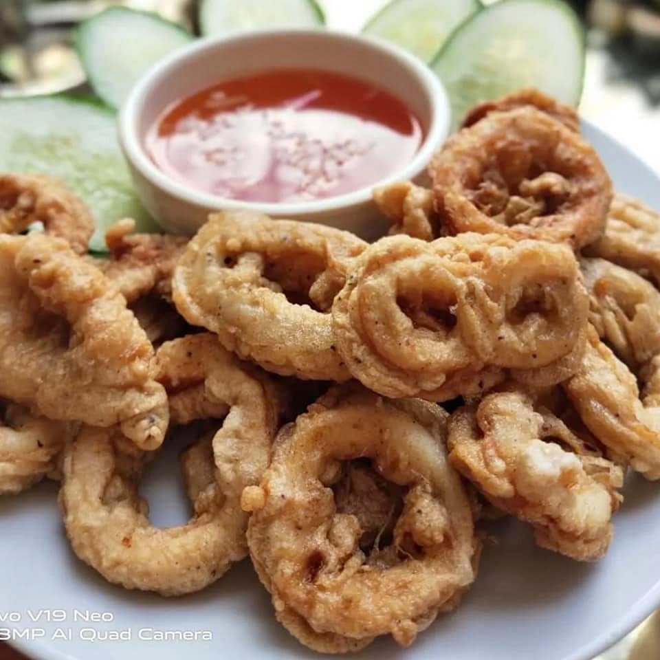 Yummy calamares are a delightful treat that never fails to satisfy the taste buds! A perfect indulgence for seafood lovers. #CalamaresCraving #SeafoodDelight #FoodieFavorites 🦑🍴😋