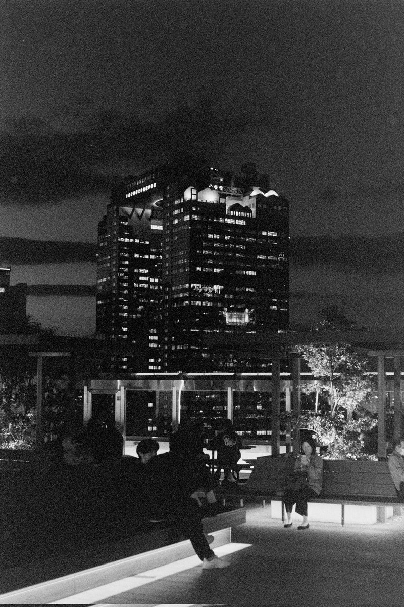 shigeclass's tweet image. 風の広場というらしい。大坂梅田ルクアの上のほう。さすがに暗すぎた。
#filmphotography #bnwphotography #asahipentax #spotmatic #smctakumar55mmf18 #ilforddelta3200