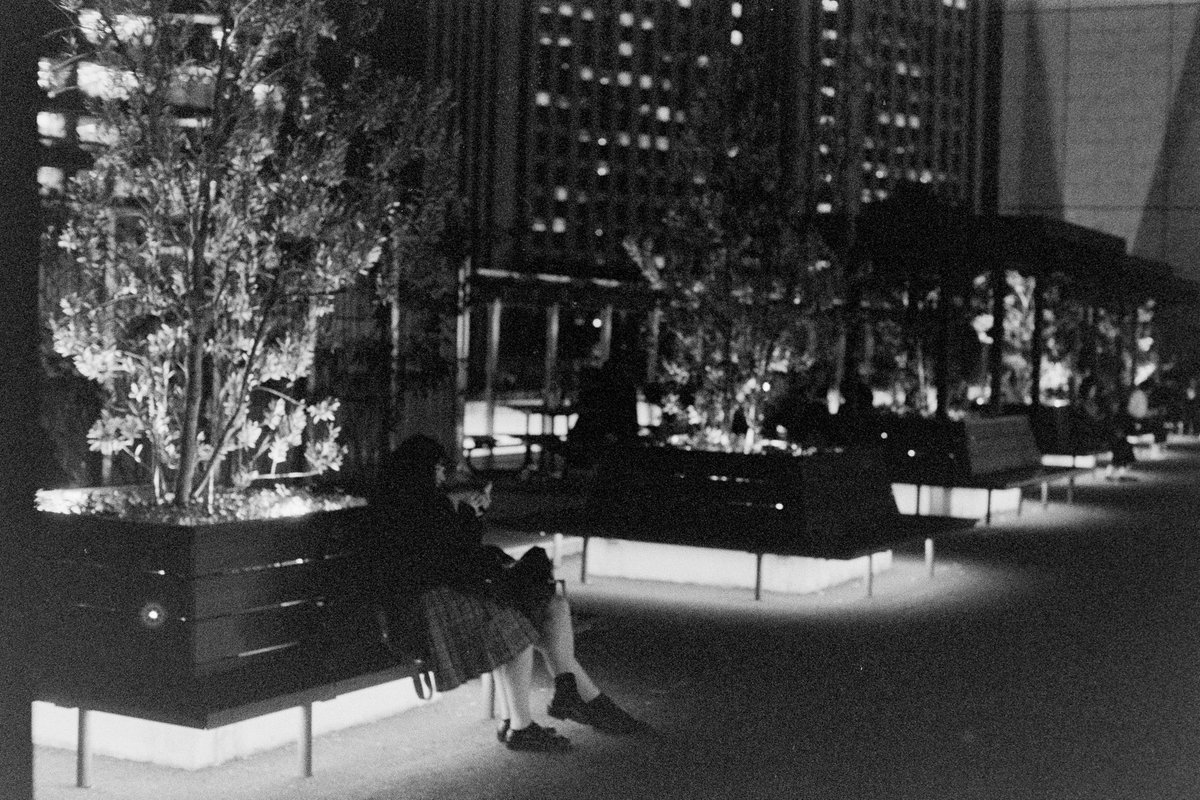 shigeclass's tweet image. 風の広場というらしい。大坂梅田ルクアの上のほう。さすがに暗すぎた。
#filmphotography #bnwphotography #asahipentax #spotmatic #smctakumar55mmf18 #ilforddelta3200