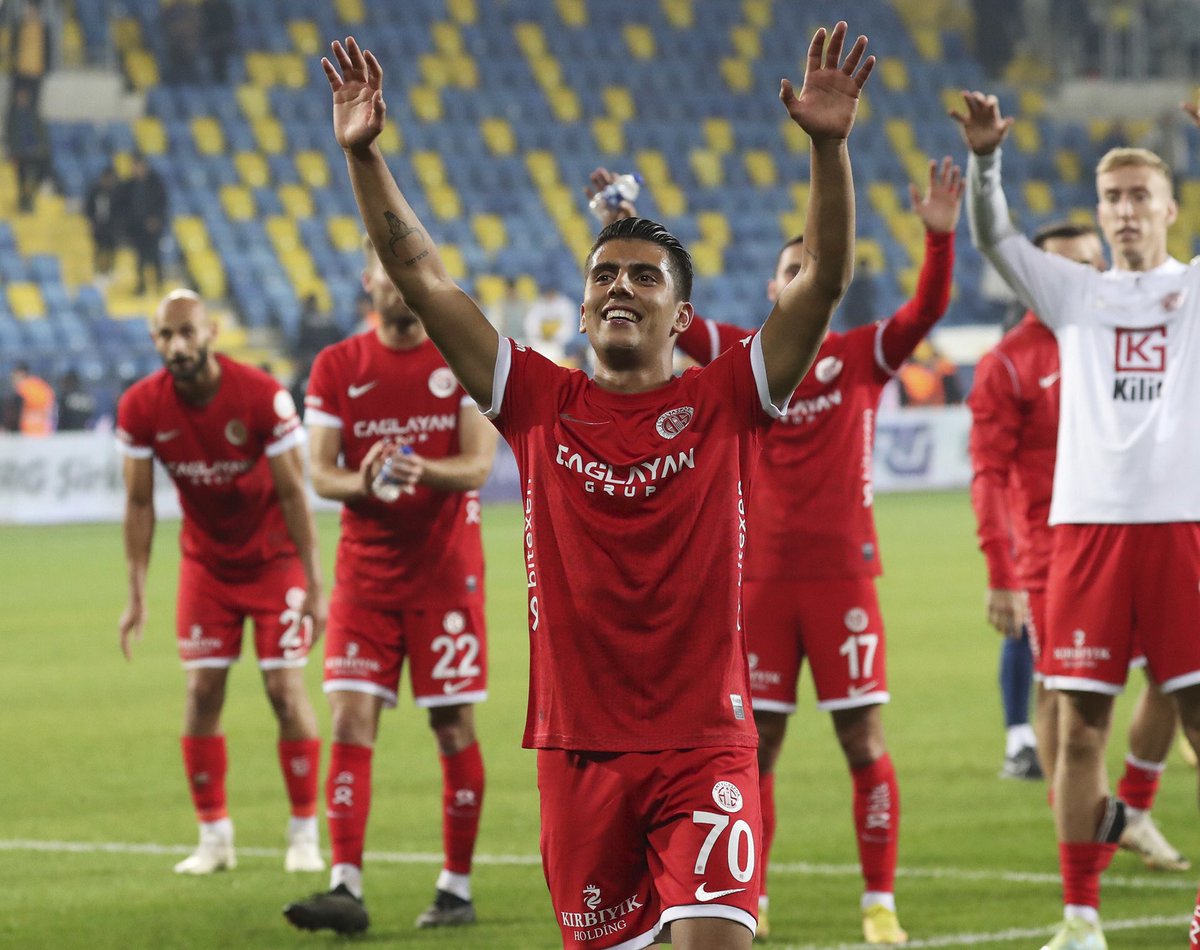 Antalyaspor's tweet photo. 🤫 Üst üste 3️⃣ galibiyetten sonra gelen maç sonu üçlüsü. Şşşşşşş… 1️⃣, 2️⃣, 3️⃣

😴 İyi geceler Antalyaspor ailesi!

#BitexenAntalyaspor https://t.co/jHT0XYLsJU