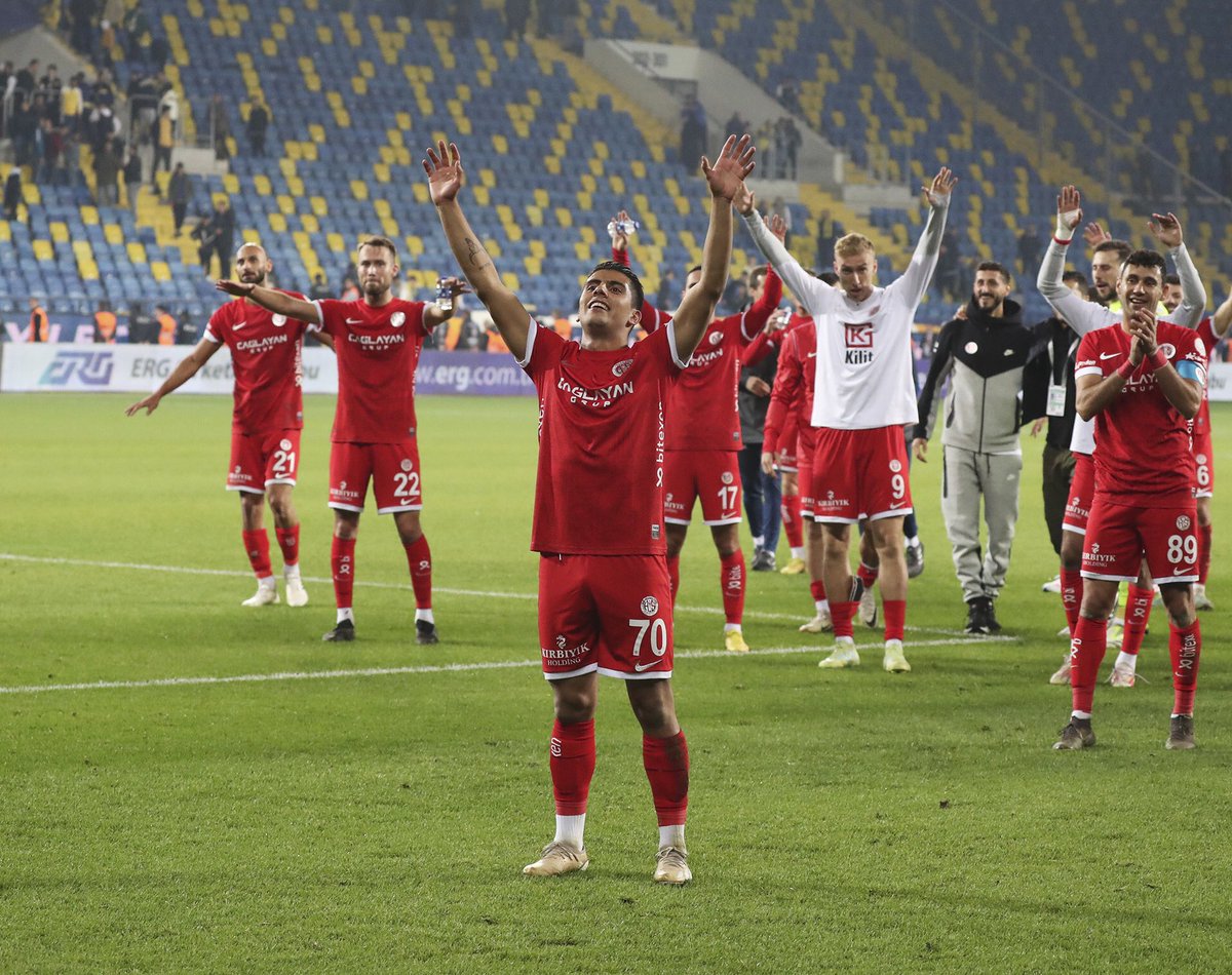 Antalyaspor's tweet photo. 🤫 Üst üste 3️⃣ galibiyetten sonra gelen maç sonu üçlüsü. Şşşşşşş… 1️⃣, 2️⃣, 3️⃣

😴 İyi geceler Antalyaspor ailesi!

#BitexenAntalyaspor https://t.co/jHT0XYLsJU