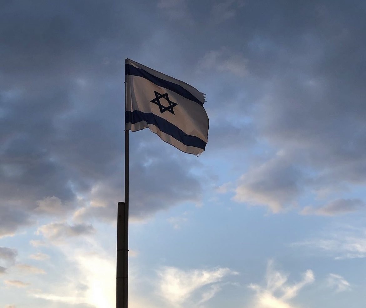 Lasst uns alle mal #IStandWithIsrael in die Trends bringen! Teilt diesen Tweet und postet selber auch einen! #Israel 🇮🇱