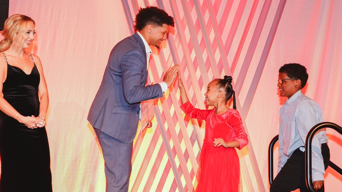 Chiefs's tweet image. Taking care of the KC community one step at a time ❤️

Thank you @PatrickMahomes and @15andMahomies for another incredible evening of giving!