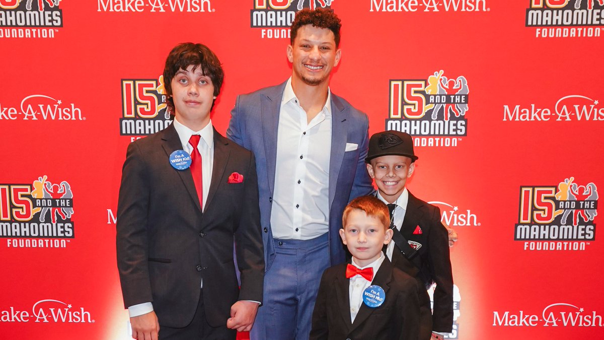 Chiefs's tweet image. Taking care of the KC community one step at a time ❤️

Thank you @PatrickMahomes and @15andMahomies for another incredible evening of giving!