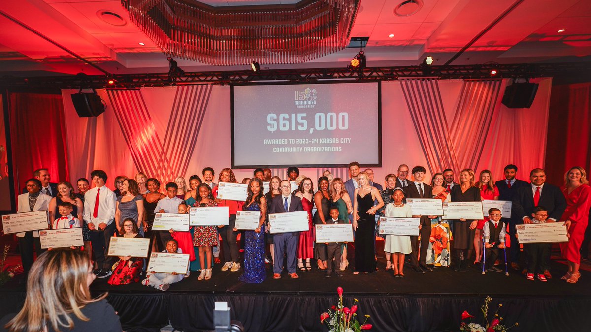 Chiefs's tweet image. Taking care of the KC community one step at a time ❤️

Thank you @PatrickMahomes and @15andMahomies for another incredible evening of giving!