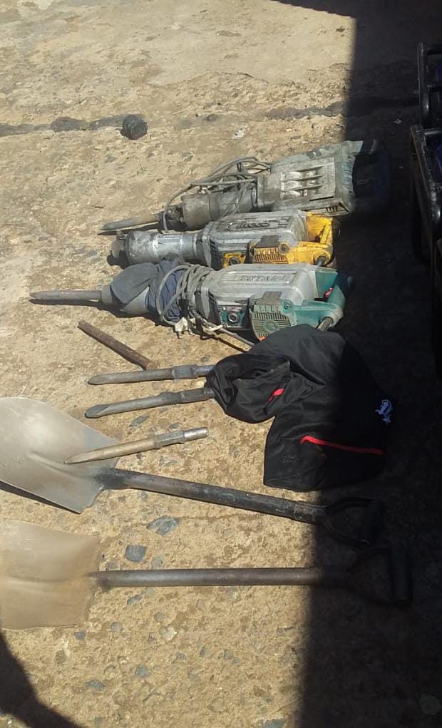 MARIUSBROODRYK's tweet image. Crime Crackdown in Limpopo!  Eight suspects nabbed for illegal mining in Moroke and Ga-Phasha villages. Police seize a loaded tipper truck, mining equipment, and arrest suspects aged 18-40. Investigations underway. Court date set for Monday, 13 November 2023. #LimpopoCrime
