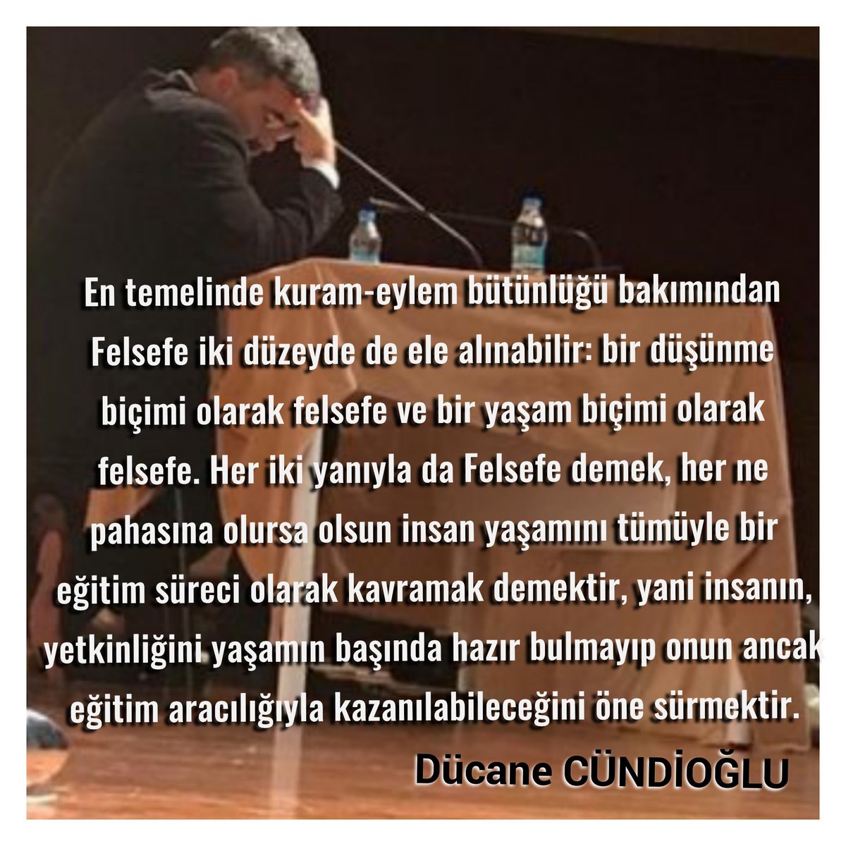 En temelinde kuram-eylem bütünlüğü bakımından felsefe iki düzeyde ele alınabilir. 
1) Düşünme biçimi olarak felsefe
2) Yaşam biçimi olarak felsefe

Dücane Cündioğlu