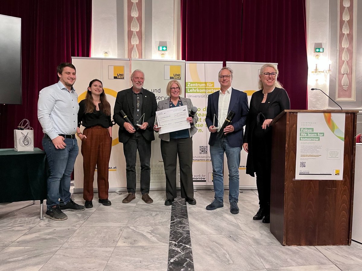 MayrLab - Torsten Mayr (@lightharvesting) on Twitter photo 🍾I am very honored to receive the best lecture course award of the <a href="/UniGraz/">Uni Graz/University of Graz</a> together with Silvia Wehmeier and Jörg Feldmann from <a href="/AnalChem_Graz/">Analytical Chemistry - University of Graz</a>. We introduced flipped classroom to teach basics in Analytical Chemistry for 1st year students. 🥂 🍾I am very honored to receive the best lecture course award of the <a href="/UniGraz/">Uni Graz/University of Graz</a> together with Silvia Wehmeier and Jörg Feldmann from <a href="/AnalChem_Graz/">Analytical Chemistry - University of Graz</a>. We introduced flipped classroom to teach basics in Analytical Chemistry for 1st year students. 🥂