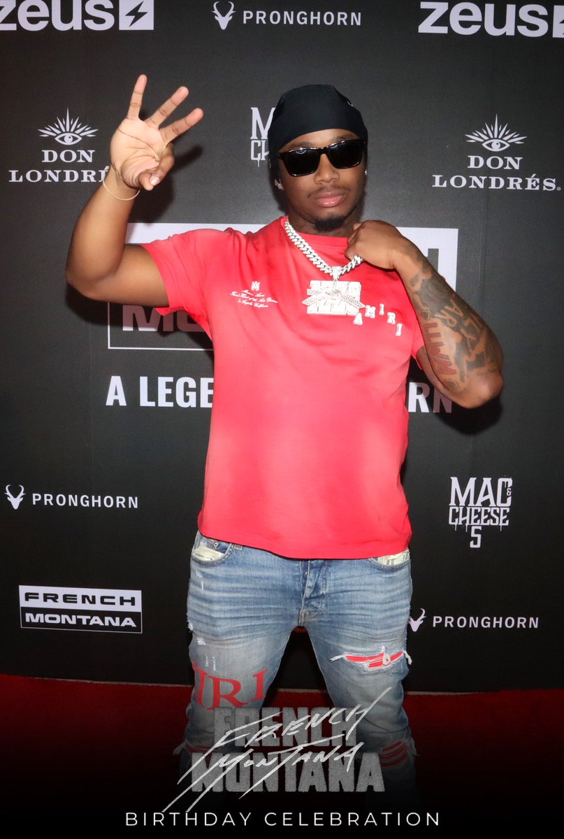 RealRichIzzo's tweet photo. I WAS JUST SLEEPING ONNA COUNTY FLOOR NOW IM WALKING RED CARPETS 🖤 #RIPJUMPOUT https://t.co/WS6oGXx8f8