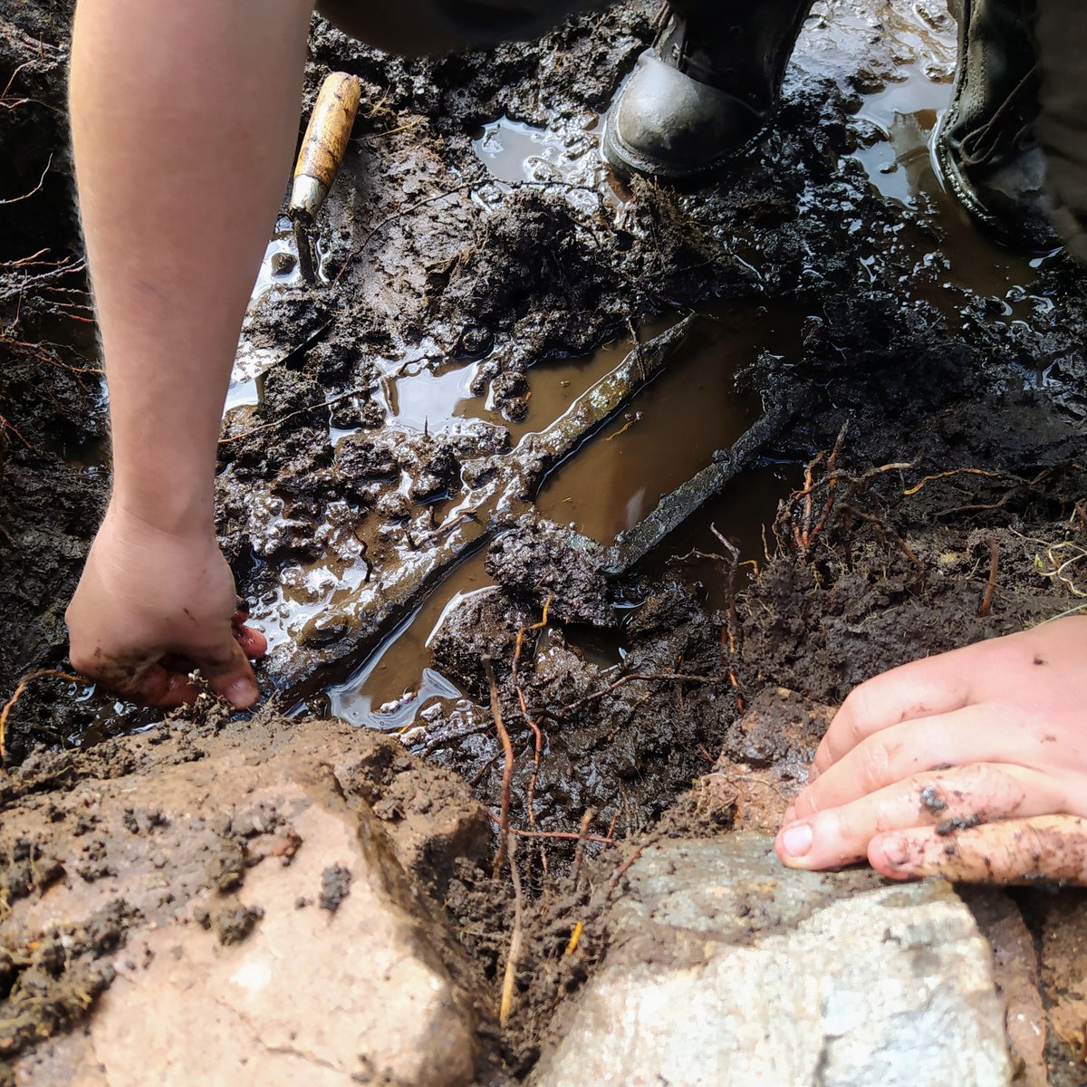 You can find out more about our recent post-excavation work on the material from the #Glencoe2023 field school here: 
…encoeandrannochenvirons.wordpress.com/2023/11/02/fie…
(Photo (C) Ellie Brown)