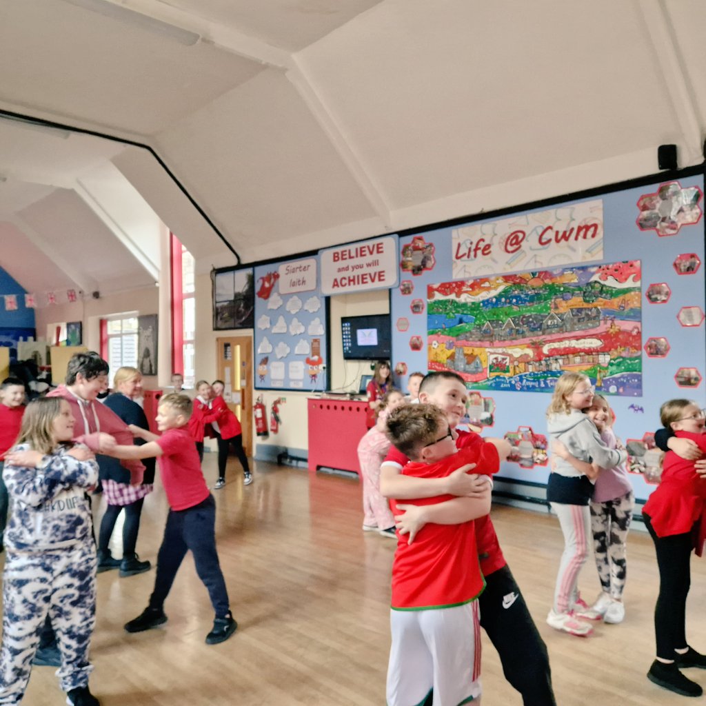 CL_Stars's tweet image. Great start to a new term 🎄  @CwmclydachPri  I have been at this school for nearly a yr and what a difference a Yr has made to these kids 😀 👏 ❤️  #expressivearts All the cool schools book Mrs Marshall 😏😬