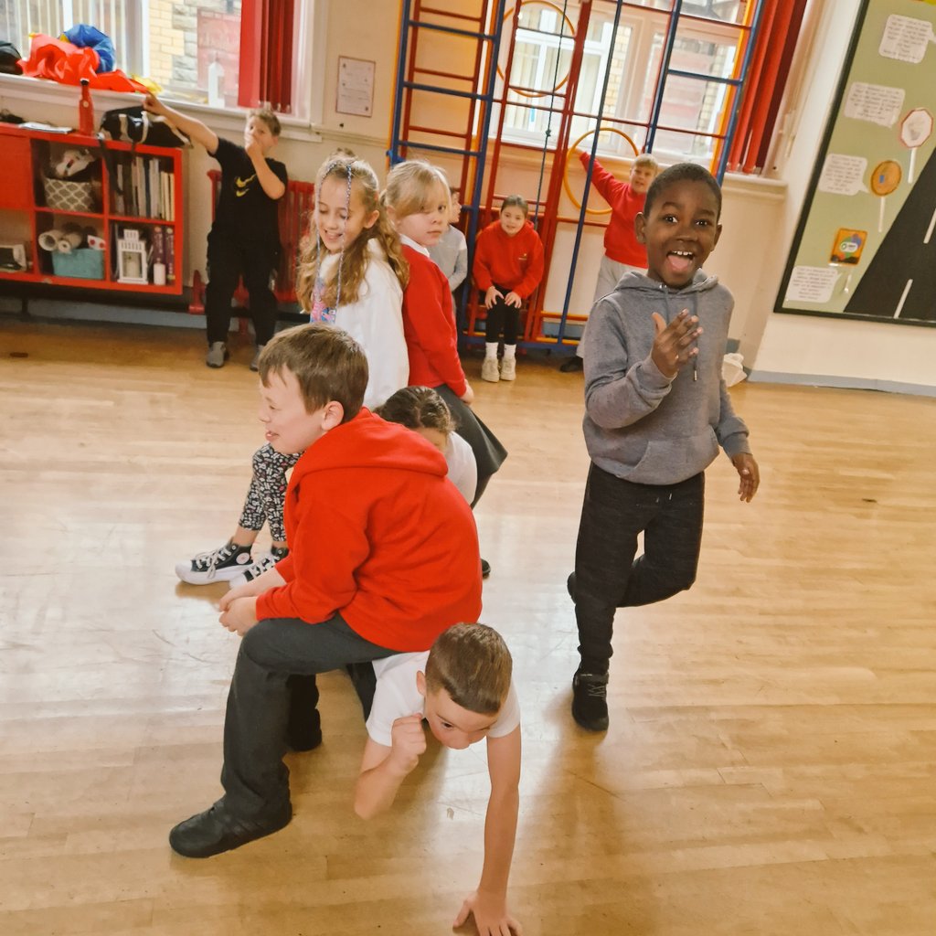 CL_Stars's tweet image. Great start to a new term 🎄  @CwmclydachPri  I have been at this school for nearly a yr and what a difference a Yr has made to these kids 😀 👏 ❤️  #expressivearts All the cool schools book Mrs Marshall 😏😬