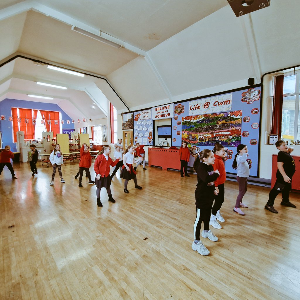 CL_Stars's tweet image. Great start to a new term 🎄  @CwmclydachPri  I have been at this school for nearly a yr and what a difference a Yr has made to these kids 😀 👏 ❤️  #expressivearts All the cool schools book Mrs Marshall 😏😬