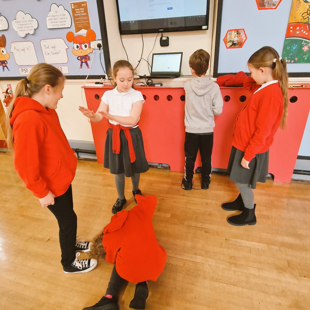 CL_Stars's tweet image. Great start to a new term 🎄  @CwmclydachPri  I have been at this school for nearly a yr and what a difference a Yr has made to these kids 😀 👏 ❤️  #expressivearts All the cool schools book Mrs Marshall 😏😬