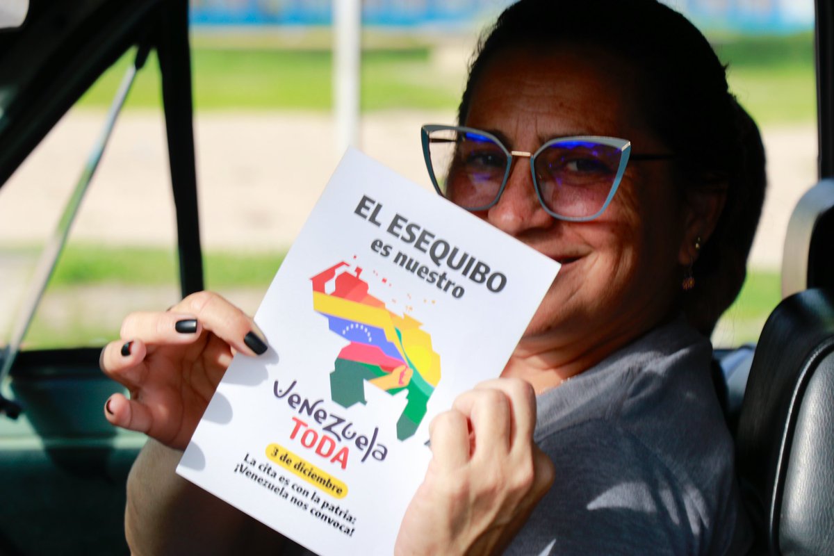 Manueljuventud2's tweet photo. #10Nov Hoy acompañamos la jornada de agitación enmarcada en la campaña “Venezuela Toda” desde el monumento al Samán de Güere. En este espacio nos concentramos para hablarle a los que transitan por la Av. Intercomunal sobre los derechos históricos e irrenunciables que tenemos como venezolanos y venezolanos sobre la Guayana Esequiba 🇻🇪 #Venezolanos5VecesSí
