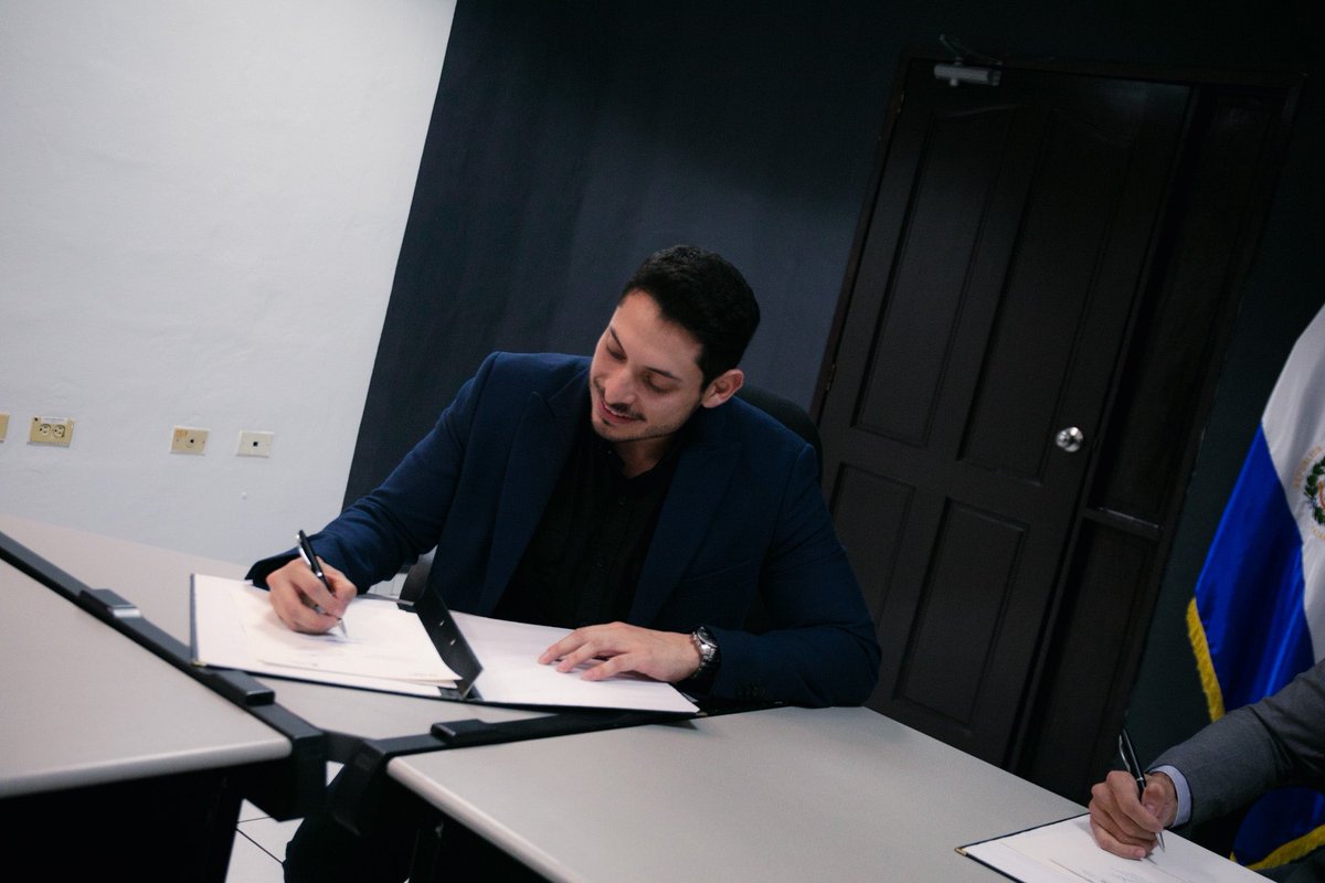 SvLizama's tweet image. Convenio entre @CNRSV y @aduanas_SV el cual constituye un avance de la cooperación interinstitucional y una herramienta clave por el respeto de los derechos de propiedad intelectual en el 🇸🇻  junto a @c_trigueros aplaudimos las gestiones de  @BenjaminMayo_SV