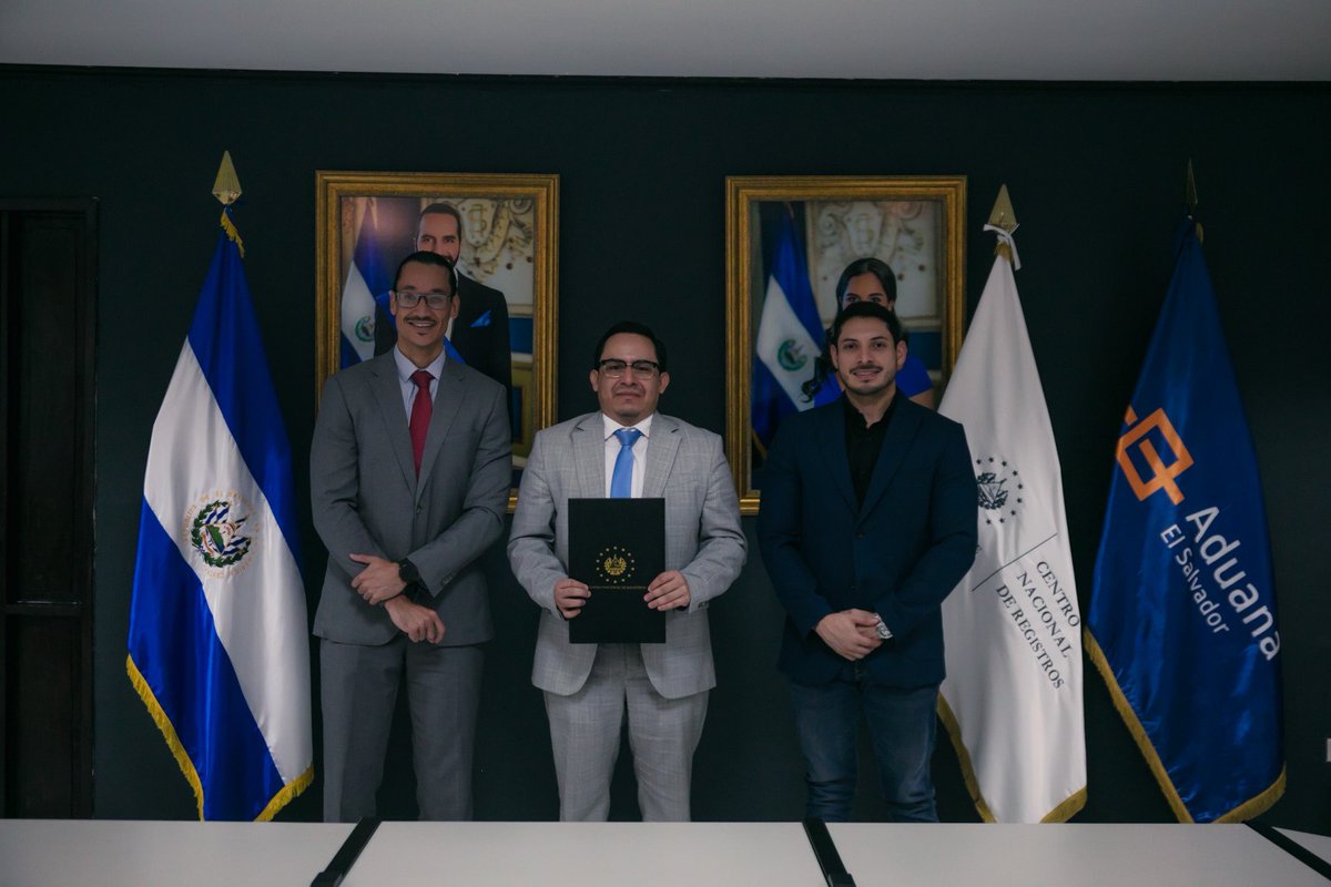 SvLizama's tweet image. Convenio entre @CNRSV y @aduanas_SV el cual constituye un avance de la cooperación interinstitucional y una herramienta clave por el respeto de los derechos de propiedad intelectual en el 🇸🇻  junto a @c_trigueros aplaudimos las gestiones de  @BenjaminMayo_SV