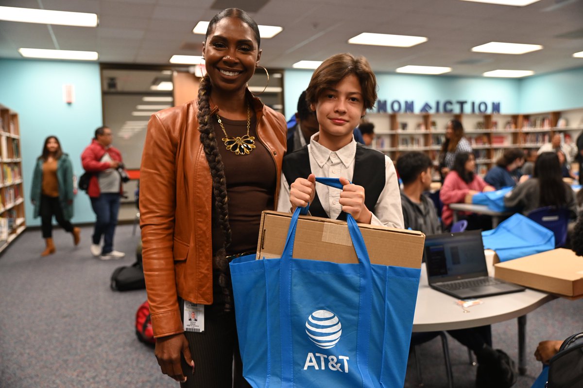 AT&T and Compudopt provided 50 refurbished laptops to @OlleMightyOwls students as part of AT&T’s nationwide commitment to help bridge the digital divide. Thank you, AT&T and Compudopt!
For more pictures, please visit aliefisd.smugmug.com/Middle-Schools…