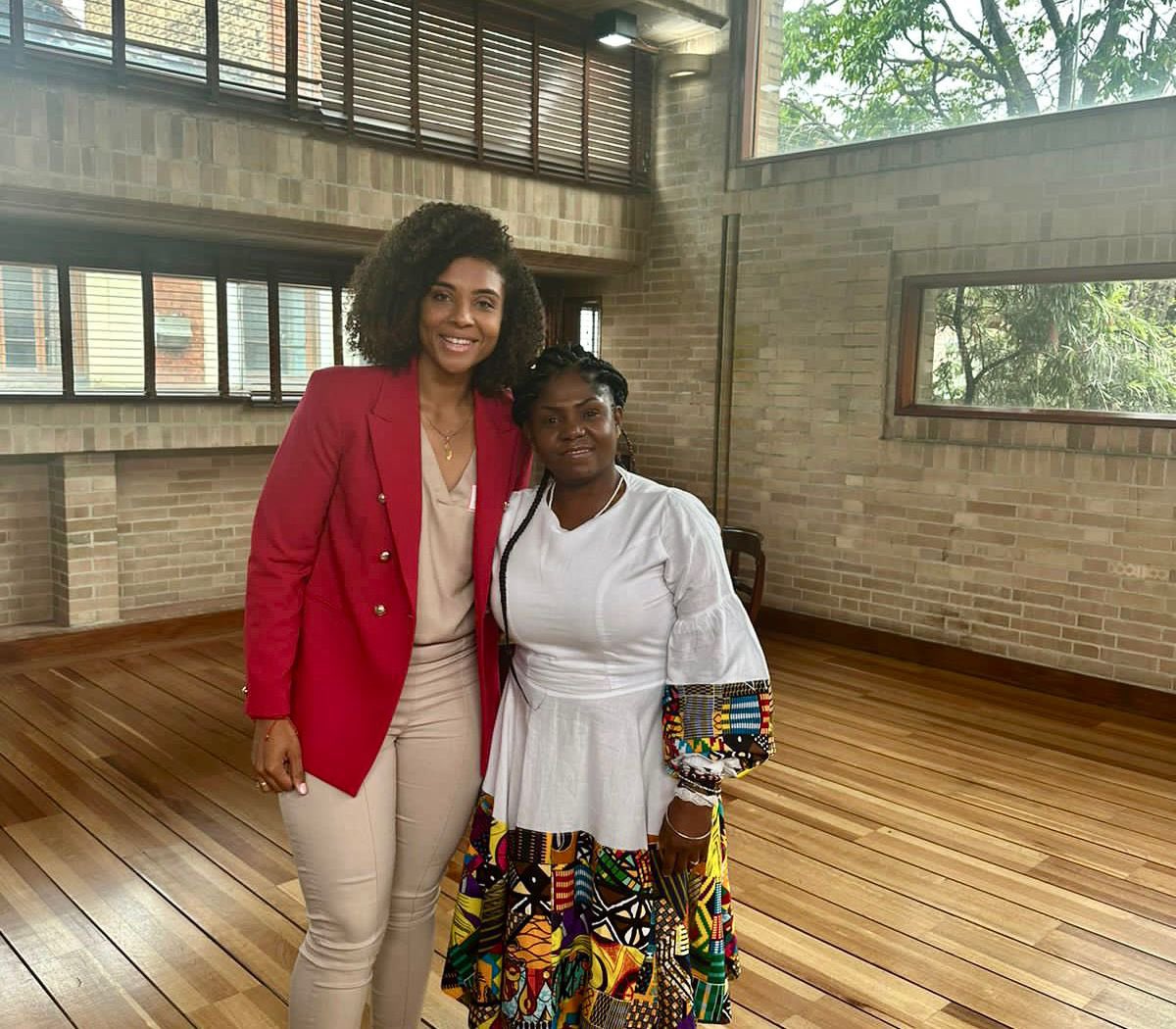 NubiaCarolinaCC's tweet photo. Gracias vicepresidenta Francia Márquez por esta grata invitación 

Hoy nos encontramos dos mujeres negras que hicimos historia al ser elegidas por primera vez en nuestros cargos, motivadas por el anhelo de elevar la calidad de vida de nuestra gente y trabajar para erradicar las brechas históricas de desigualdad y exclusión en nuestra comunidades.

Exploramos opciones para coordinar con entidades nacionales, centrándonos en las necesidades del Chocó. El Ministerio de la Igualdad será clave para impulsar el empoderamiento económico de las mujeres y asegurar un futuro prometedor para la juventud;  trabajaremos también para que nuestros productos locales se exporten, destacando la riqueza de nuestra tierra a nivel internacional.

#nubiacarolinacórdobacuri #nubiacarolinagobernadora #franciamárquez #franciamarquez