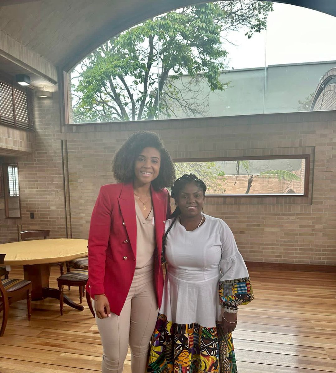 NubiaCarolinaCC's tweet photo. Gracias vicepresidenta Francia Márquez por esta grata invitación 

Hoy nos encontramos dos mujeres negras que hicimos historia al ser elegidas por primera vez en nuestros cargos, motivadas por el anhelo de elevar la calidad de vida de nuestra gente y trabajar para erradicar las brechas históricas de desigualdad y exclusión en nuestra comunidades.

Exploramos opciones para coordinar con entidades nacionales, centrándonos en las necesidades del Chocó. El Ministerio de la Igualdad será clave para impulsar el empoderamiento económico de las mujeres y asegurar un futuro prometedor para la juventud;  trabajaremos también para que nuestros productos locales se exporten, destacando la riqueza de nuestra tierra a nivel internacional.

#nubiacarolinacórdobacuri #nubiacarolinagobernadora #franciamárquez #franciamarquez