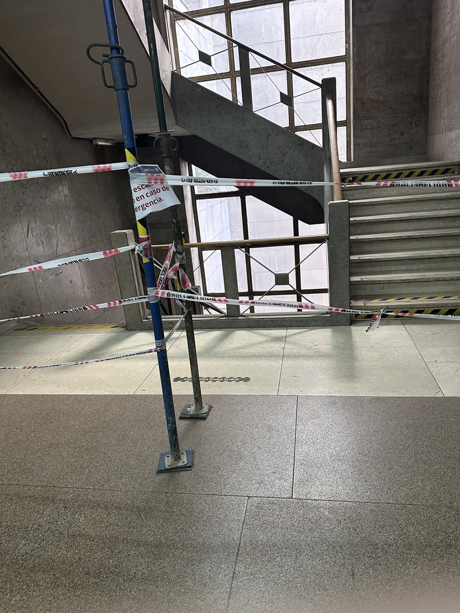 TraductorTeAma's tweet photo. La Facultad de Ingeniería UBA donde se cayó el techo en 2022 y hace más de un año que tiene escaleras clausuradas tiene este cartel: https://t.co/uuqKe2uSOu