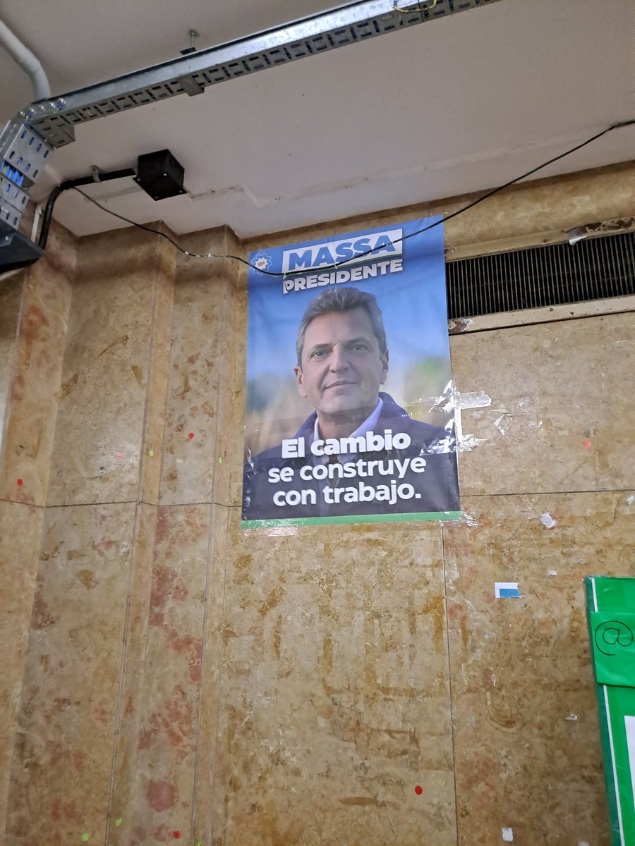 TraductorTeAma's tweet photo. La Facultad de Ingeniería UBA donde se cayó el techo en 2022 y hace más de un año que tiene escaleras clausuradas tiene este cartel: https://t.co/uuqKe2uSOu