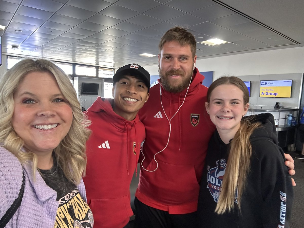 ashleyjpiper's tweet photo. Loved running into these guys waiting on our flights! Best of luck Sunday at the @USLChampionship Final! LFG @PHXRisingFC ♥️⚽️🖤 https://t.co/AnjbSGKIpQ