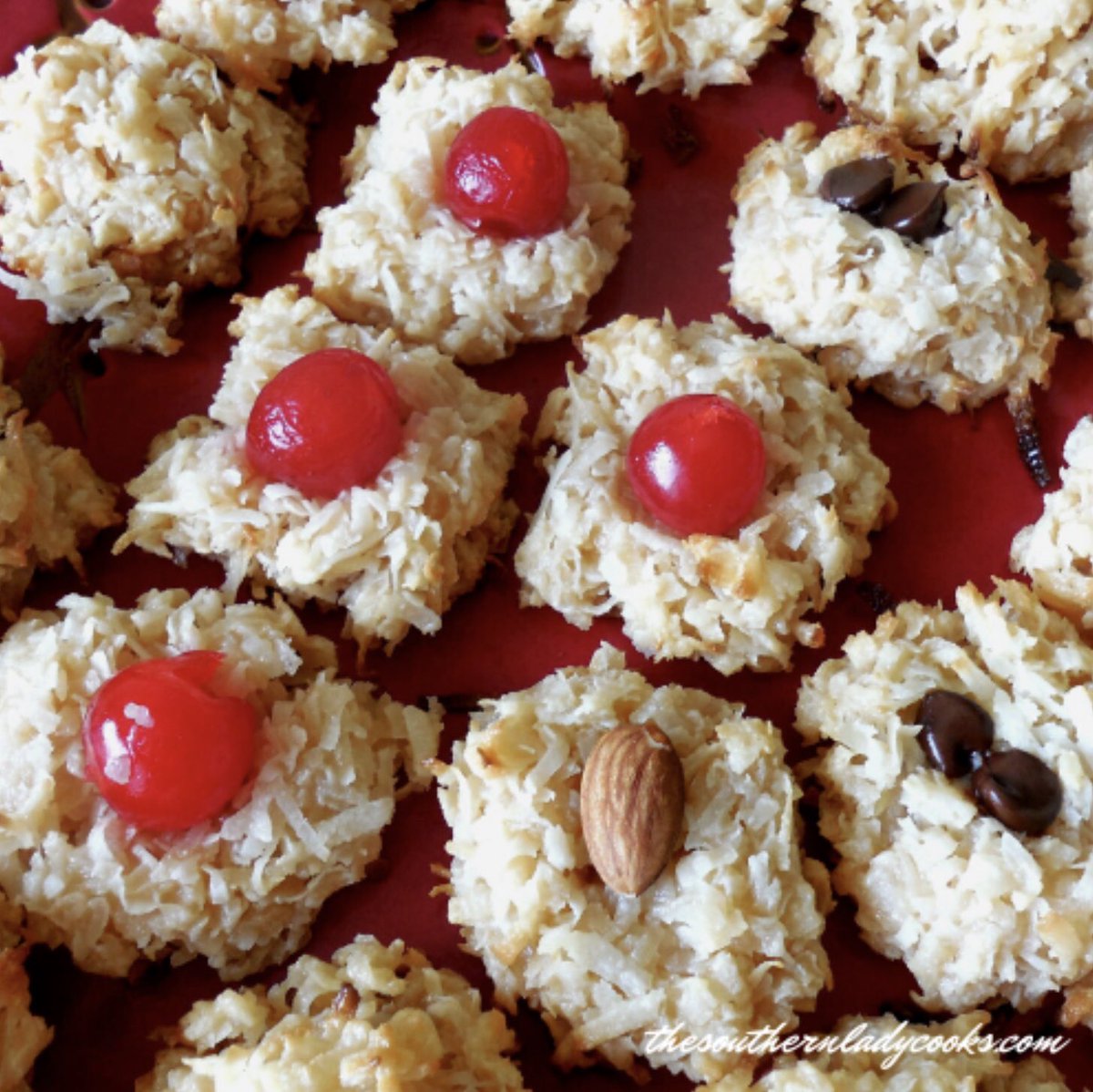 SouthLadyCooks's tweet image. Recipe➡️ thesouthernladycooks.com/3-ingredient-c…
These little macaroon cookies are only a few ingredients and so versatile because you can change the toppings to whatever you like. Children will love making these, too. #macaroons #cookies #Christmas