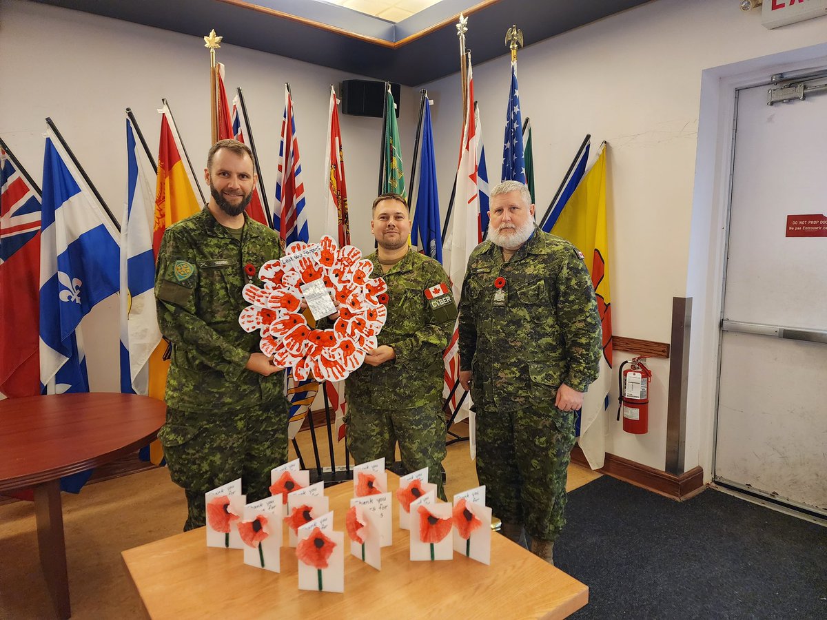 HeronGateELC's tweet photo. Our preschool children have been taking about Remembrance Day. One of our children pipes up and says “My Daddy is a soldier” We wanted to show our appreciation to all the men and women serving our country in the past , present and future. #LestWeForget https://t.co/xTl6wjupJC