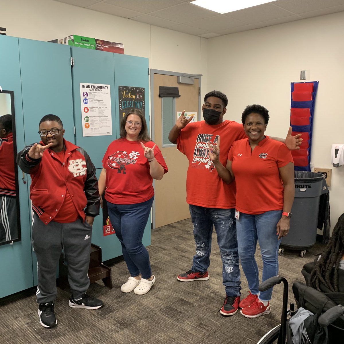 Foncelle74's tweet photo. Longhorn Spirit Day @davis_lyndsie #CHISDPRIDE https://t.co/T7jL1QEhhN