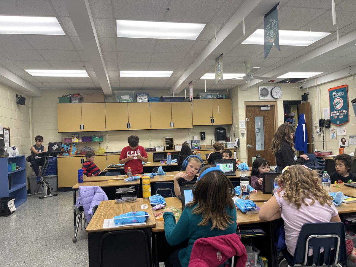 Casciom74's tweet image. Great visit to Mr. Davekos’s 3rd grade classroom today (GES). Love the stationary bikes + reviewing of content concept. @gkschools #Cogs