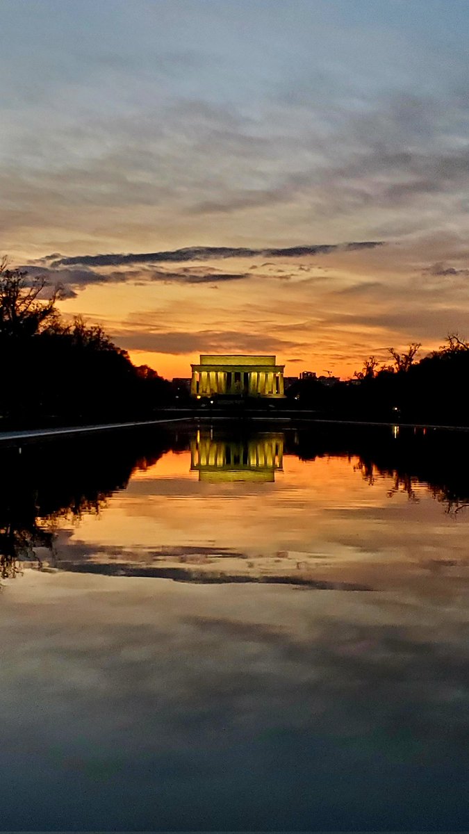 DianeKrauthamer's tweet image. #LincolnMemorial &amp;amp; the #ReflectingPool in a pretty sunset&apos;s afterglow 🌅