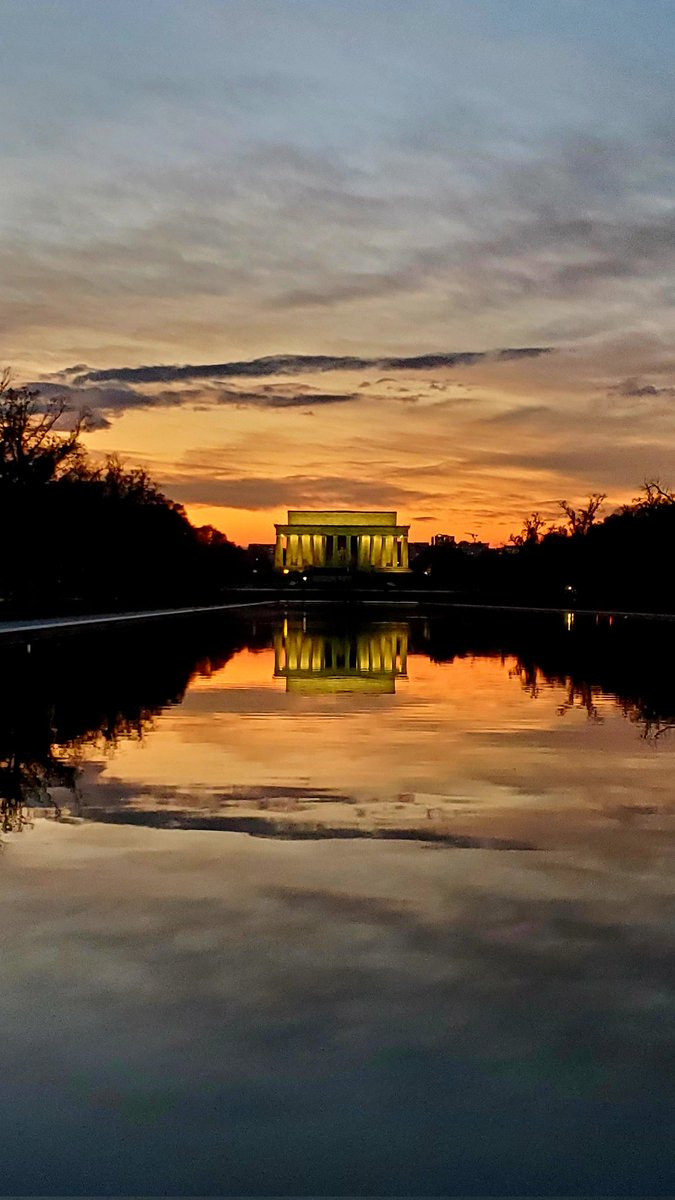 #LincolnMemorial & the #ReflectingPool in a pretty sunset's afterglow 🌅