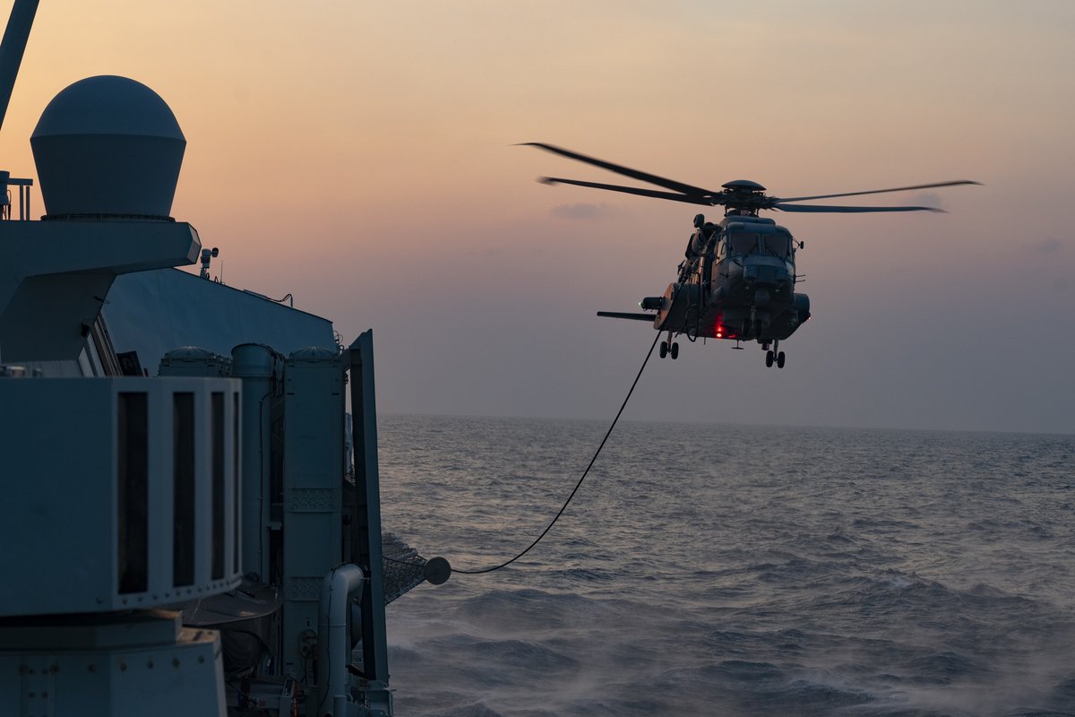 Le dimanche - un moment de repos et de ravitaillement en carburant. ⛽ 🚁 

Ici, l’hélicoptère CH-148 Cyclone embarqué s’exerce au ravitaillement en vol à côté du #NCSMVancouver pendant l’#OpNeon.  
📍Mer des Philippines 
📸: Caporale Alisa Strelley 
#AiderDirigerCombattre