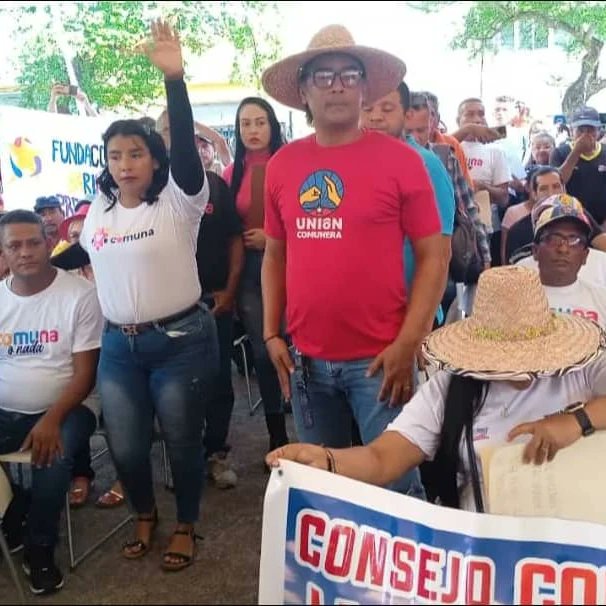 #VenezuelaTodaPorElEsequibo Desde varias las regiones del país, Vocerxs de la Unión Comunera nos movilizamos hacia el Consejo Nacional Electoral para formalizar nuestra adhesión al Referéndum Consultivo por el Esequibo.  
 #EsequiboEsVenezuela #comunaonada