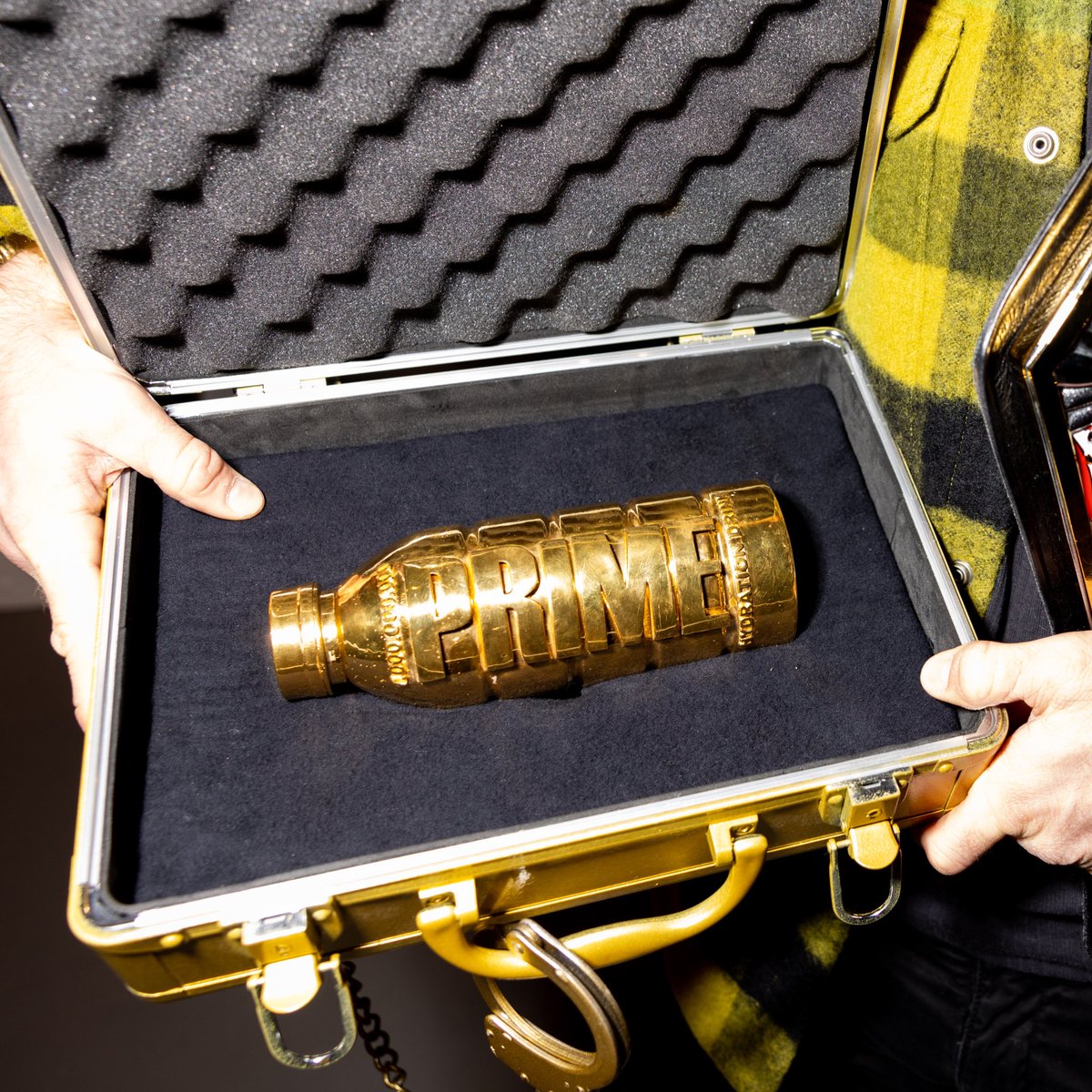 LoganPaul's tweet image. Just dropped off the $500,000 Golden PRIME in New York. For the next 42 hours, anyone can enter a code to win the bottle

If it isn’t guessed correctly by the end, the PRIME will be completely destroyed in a pool of acid

413 W 14th Street