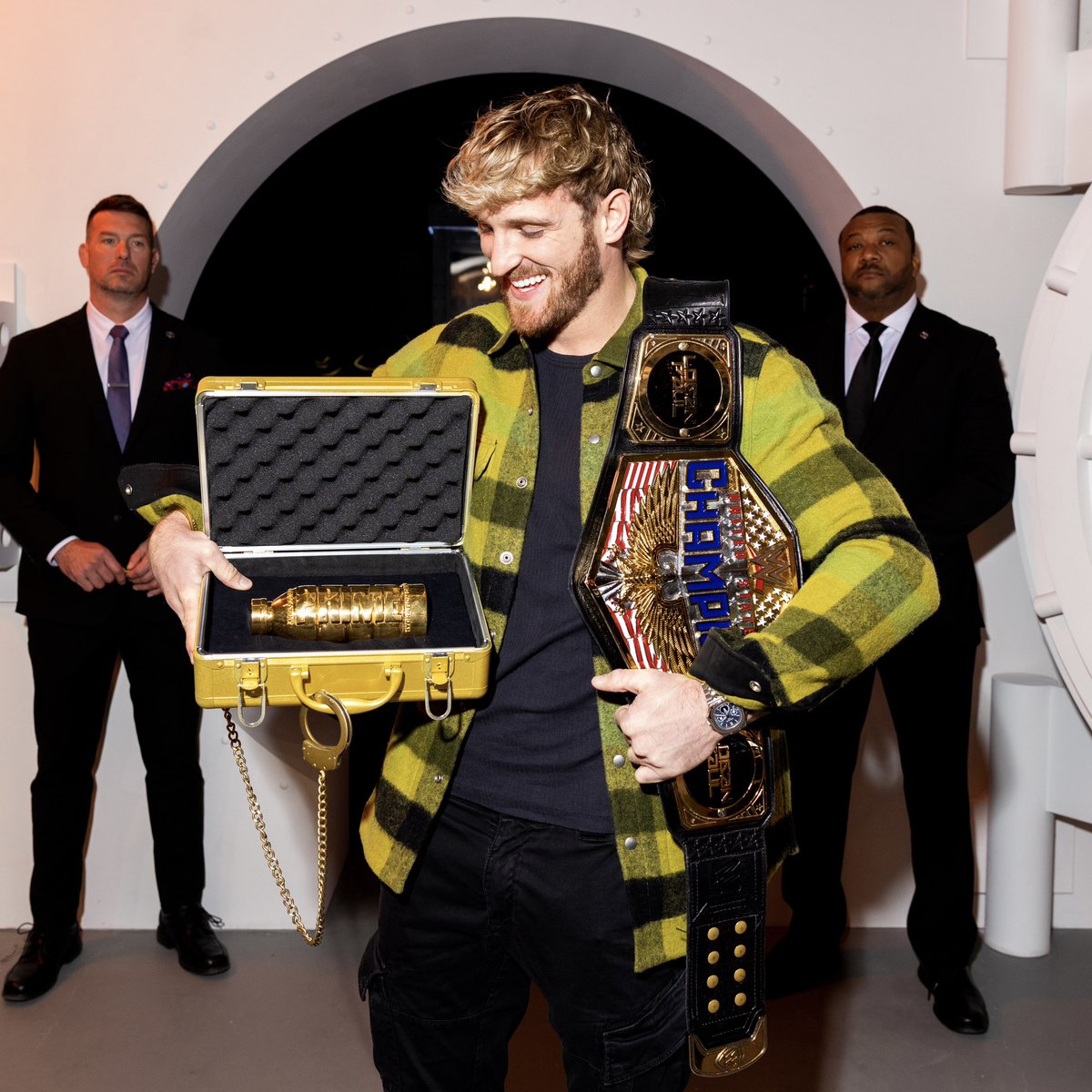 LoganPaul's tweet image. Just dropped off the $500,000 Golden PRIME in New York. For the next 42 hours, anyone can enter a code to win the bottle

If it isn’t guessed correctly by the end, the PRIME will be completely destroyed in a pool of acid

413 W 14th Street