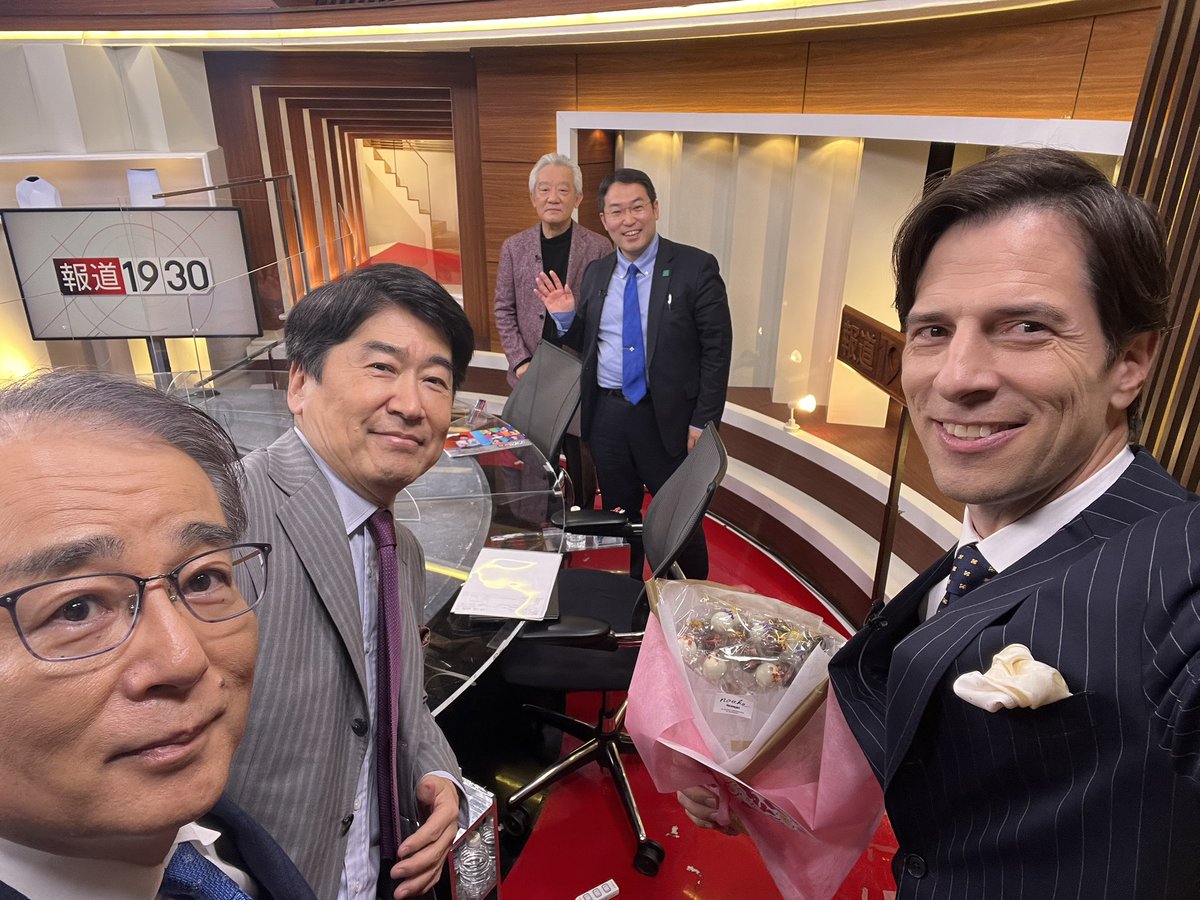 ビビった！
#報道1930 の生放送が終わった瞬間、スタッフが花束らしきものを持って僕のところにやってくる。
　嫌だなぁ…。テレビ業界ではこのタイミングで花束が出る時は大体「番組から卒業する」と意味する。あぁ

と思いきや、それが花束ではなく「チョコ束」だったし、誕生日祝いだった！
Yeah！