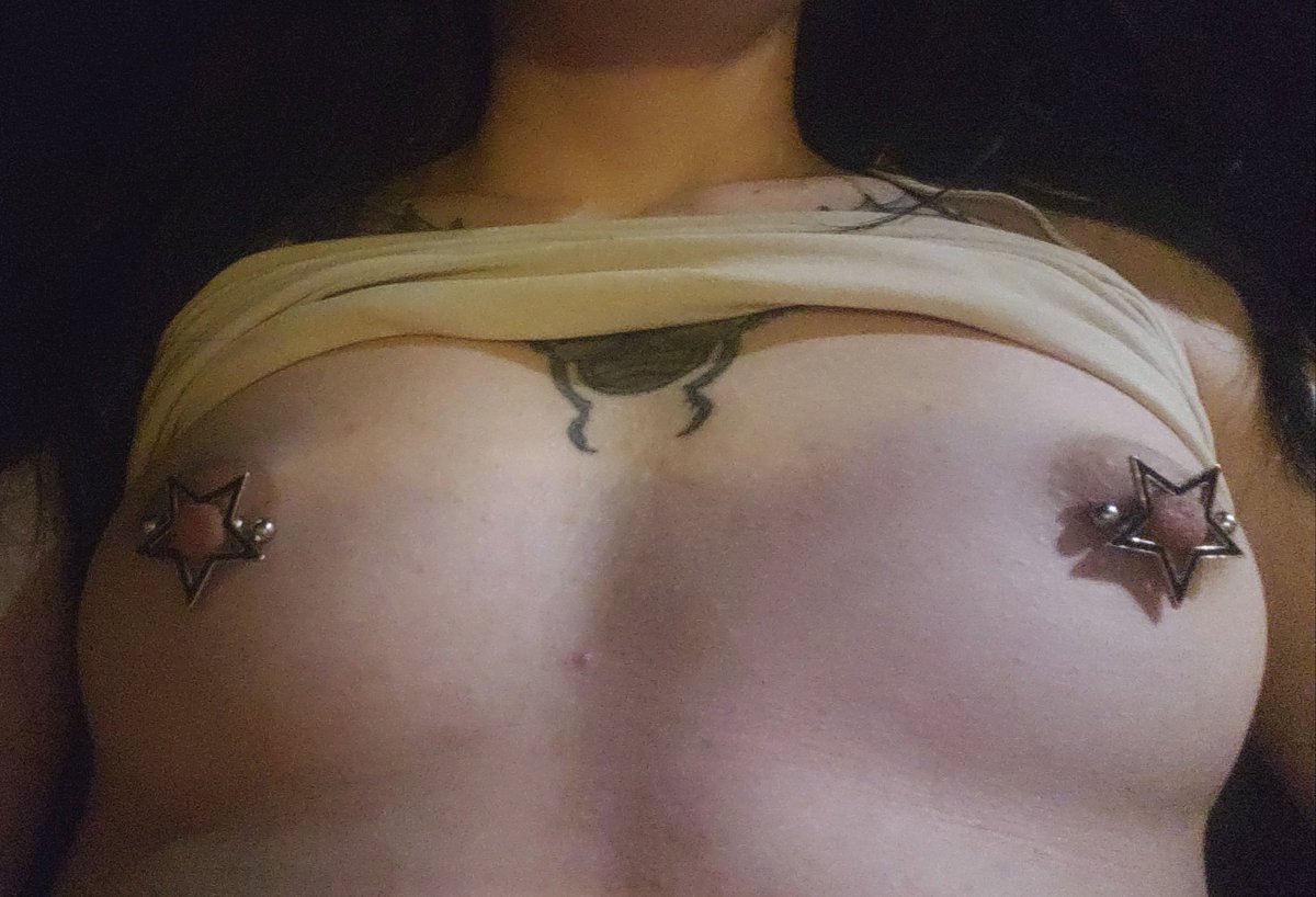DevilDoll667's tweet photo. Do you like my new jewelry? ;)

#altgirl #s3xy #gothgirl #petitegirl #smalltits #piercings https://t.co/WjK5H8KDVy