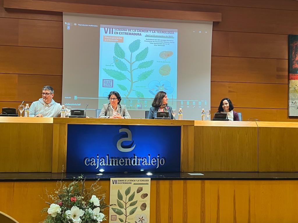 IesHarnina's tweet photo. Hoy, en la #VIISemanadelaCienciaylaTecnología  nuestro centro ha asistido a la conferencia de la académica y experta en IA, @asungomezperez. Hemos valorado los avances que aporta la IA y los riesgos que debemos conocer sobre su uso. Gracias, Asunción @cajalmendralejo https://t.co/qK9ZzunVf3
