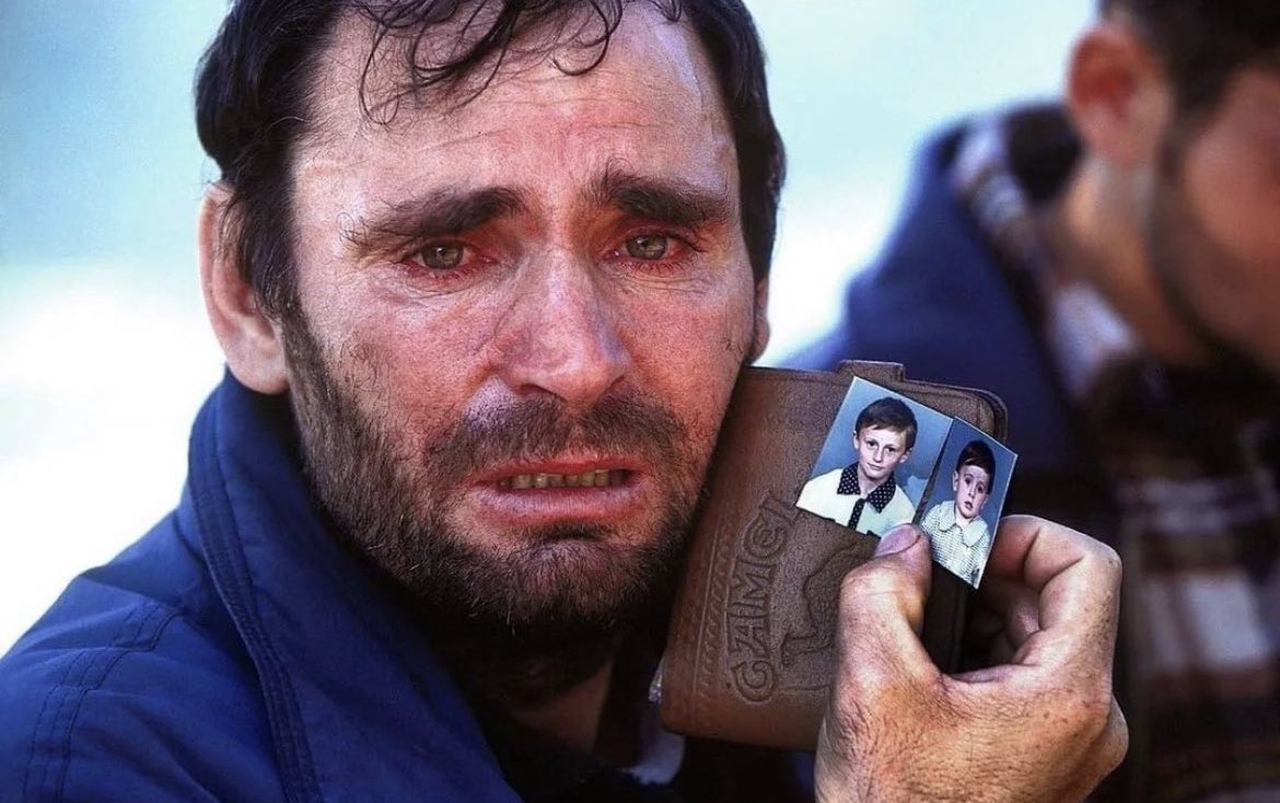 Photo from 1999, taken amid the Kosovo War, shoes Mustafa Xaja, an Albanian man who had lost his two children and was desperately trying to find them. 

Sometime after, the Newsweek journalist who took the photo, returned to Kosovo and journeyed to Mitrovica, Mustafa's hometown.…