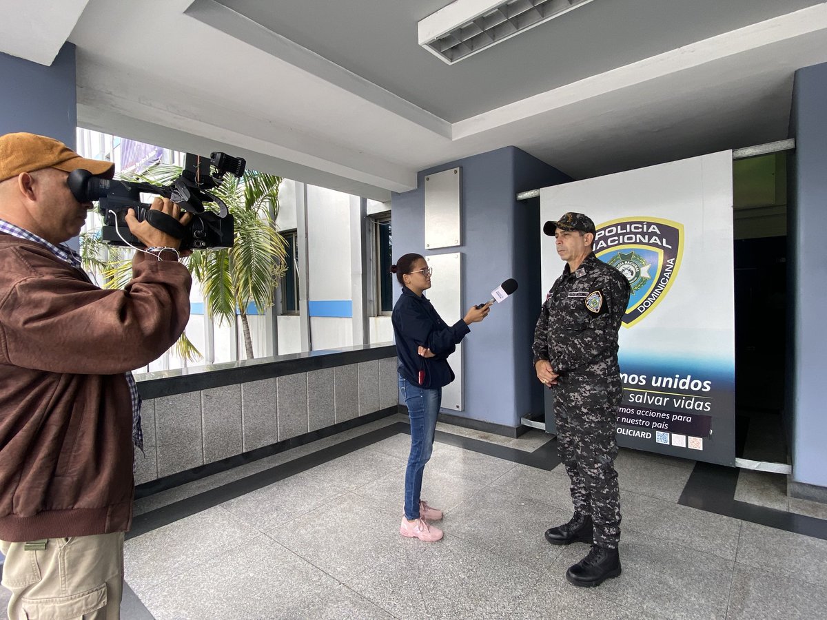 gabrielmercedez's tweet photo. Un servidor público de la cabeza a los pies. El director de Comunicaciones Estratégica (Vocero) de la @PoliciaRD coronel @pesqueiradiego
#PNteInforma https://t.co/y3EfqoekRK