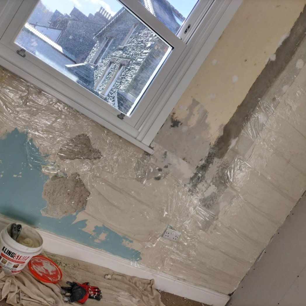 ClarenceKeswick's tweet photo. On days like today, you can only remove silicone from the skirting boards and paint off the walls with @StrippersPaintR #klingstrip for so long. Then it was up Walla Crag and Bleaberry Fell to look at the ❄️🌨️ on the fells.

#DIY #guesthouselife #fells #fellrunning #LakeDistrict https://t.co/0jsZNKrRRH