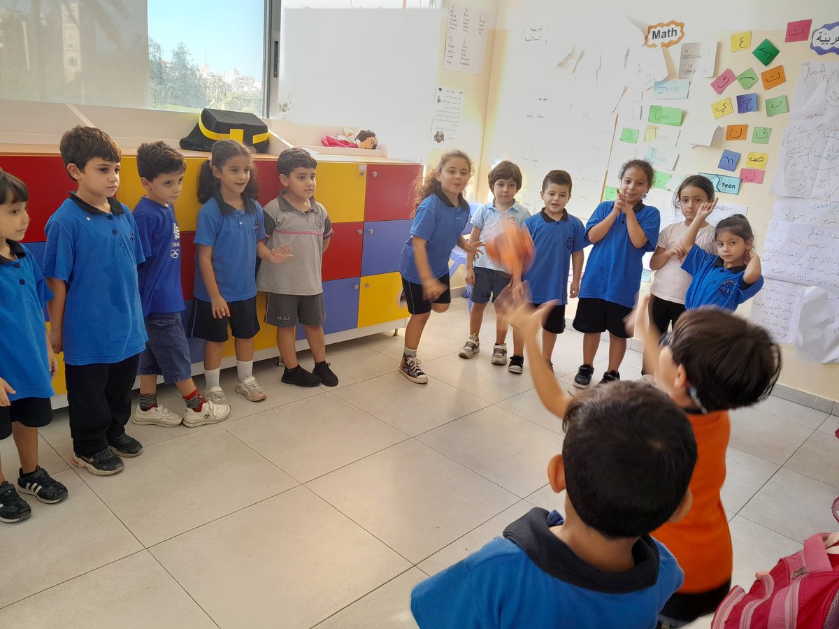 بعد مشاهدة المستند البصري المتحرّك، تمكّن متعلّمو الصّفّ الأوّل من إعادة سرد أحداث القصّة من خلال استراتيجيّة الكرة.
<a href="/MakAishaSchool/">MakAishaSchool</a> <a href="/nahouli_rana/">Rana Nahouli</a>