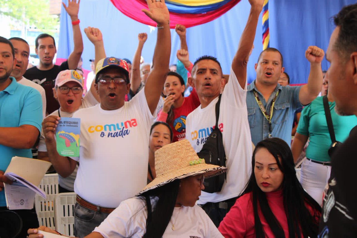 #EnFotos 📸 | El Poder Popular organizado de #Barinas a través de los Consejos Comunales y Comunas participaron en la inscripción ante el <a href="/cneesvzla/">cneesvenezuela</a> para también defender que el #Esequibo es de Venezuela y en apoyo al referéndum del #3Dic.

#Venezolanos5VecesSí